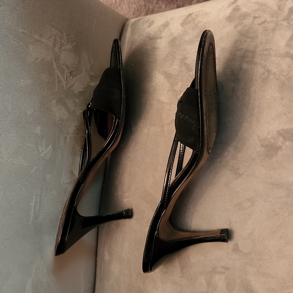 Donald J. Pliner Bow Heels 9M - Picture 3 of 5